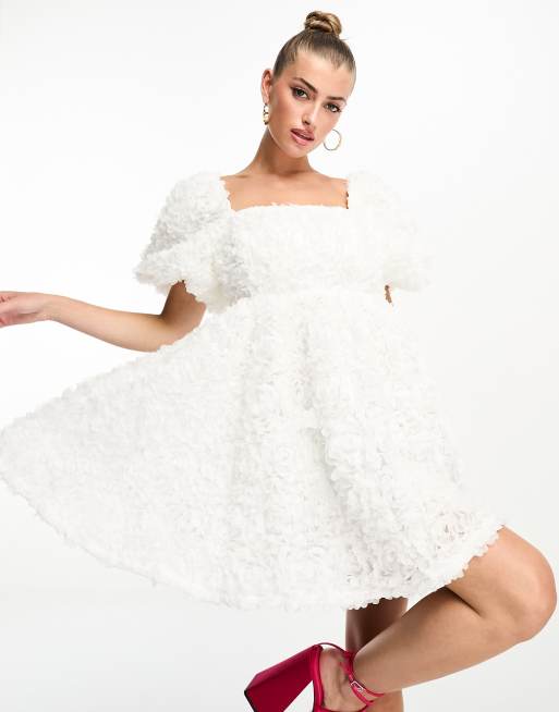 Forever Unique – Biała sukienka mini w kwiatowy wzór 3D
