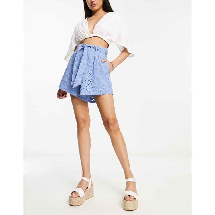 Forever Unique Blaue Lochstickerei Shorts mit Schnurung an der Taille ASOS