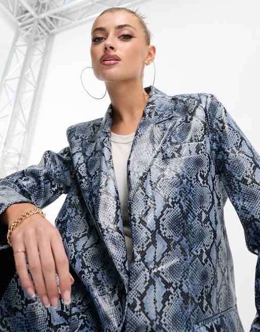 Forever Unique – Blazer aus PU in Blau mit Schlangenmuster