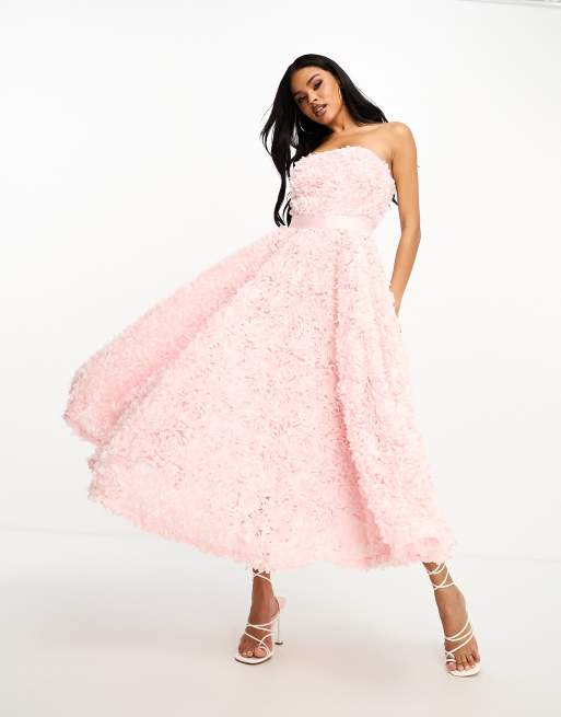 Forever Unique – Różowa sukienka midi z dekoltem bandeau, falbanką i wiązaniem w talii