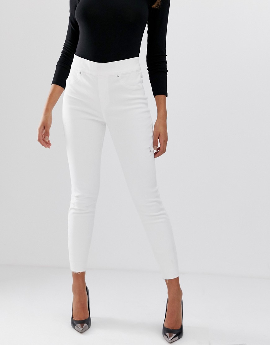 Form-og-løft skinny jeans med slidte detaljer fra Spanx-Hvid