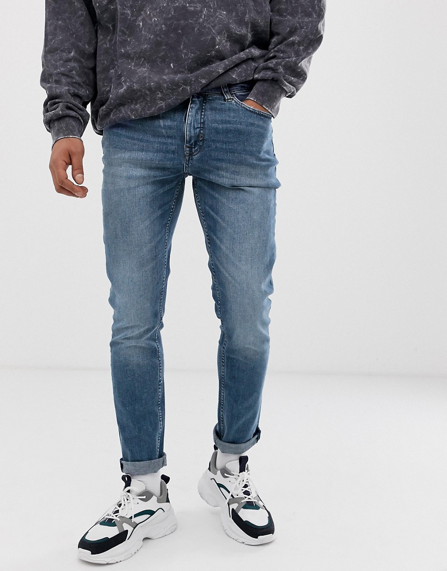 Forvaskede blå slimfit-jeans i Sonic model fra Cheap Monday