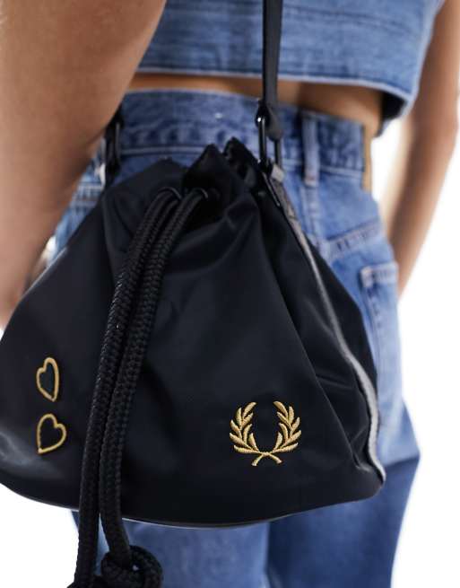 【FRED PERRY】★人気★エイミー ミニ バケットバッグ FRED PERRY（フレッドペリー）の「Amy Winehouse Mini Barrel