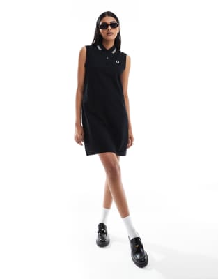 Fred Perry - Ärmelloses Kleid in Schwarz mit zwei Zierstreifen