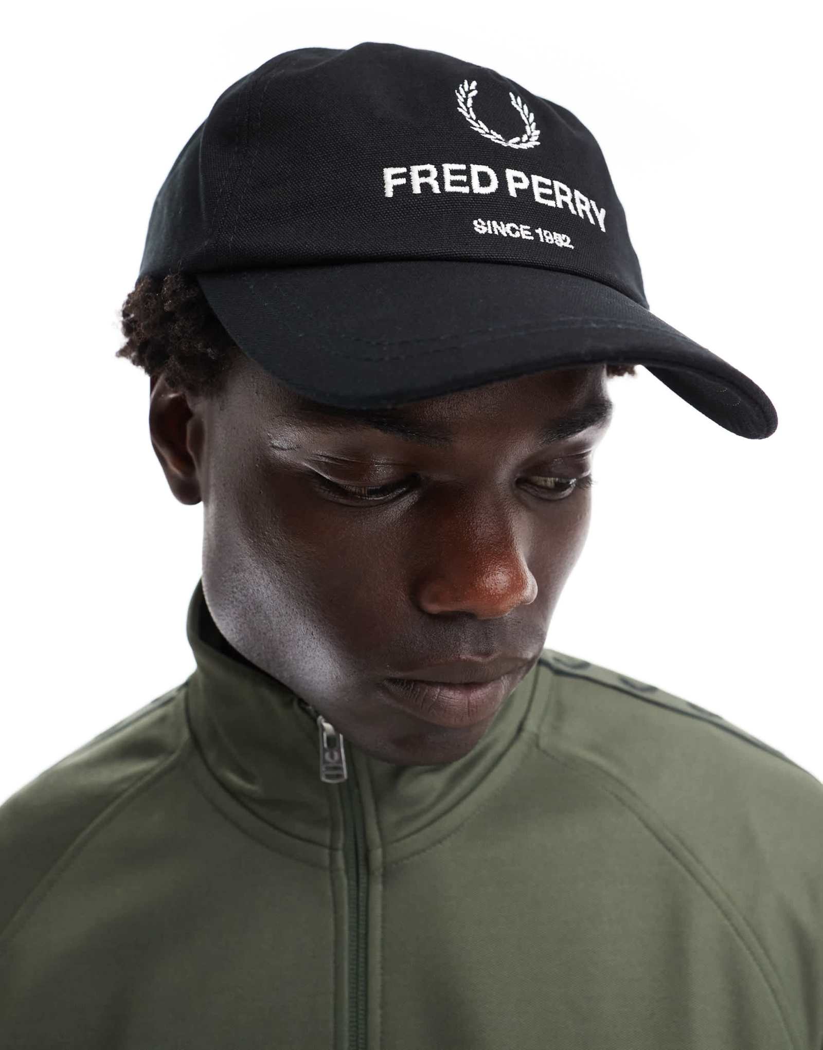 Бейсболка Fred Perry черного цвета с вышивкой логотипа