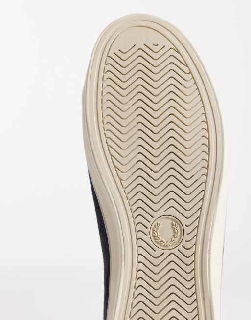 Fred Perry – Baseline – Mörkgrå sneakers i mockaläder med logga, 4 av 5