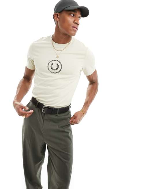 Fred Perry - Beige T-shirt med rund branding 