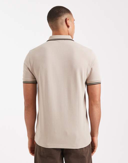 Fred Perry – Beżowa koszulka polo z brązowymi podwójnymi lamówkami, 3 z 5