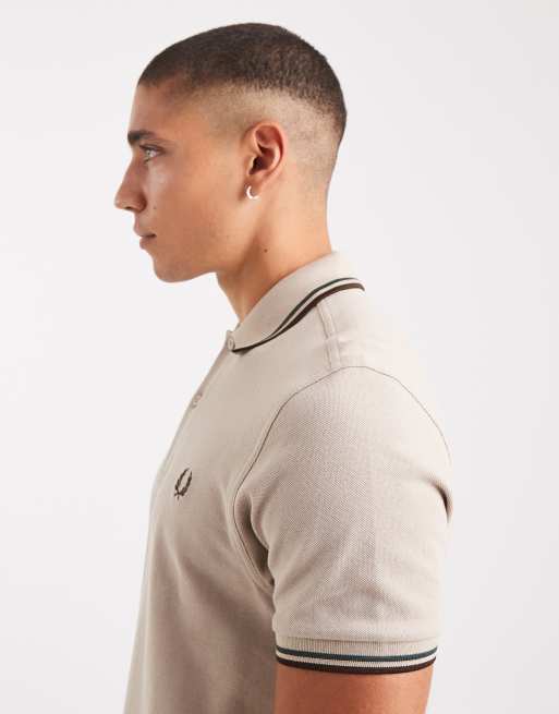 Fred Perry – Beżowa koszulka polo z brązowymi podwójnymi lamówkami, 4 z 5