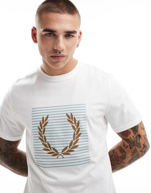 Fred Perry – Biały T-shirt w paski z nadrukiem wieńca laurowego