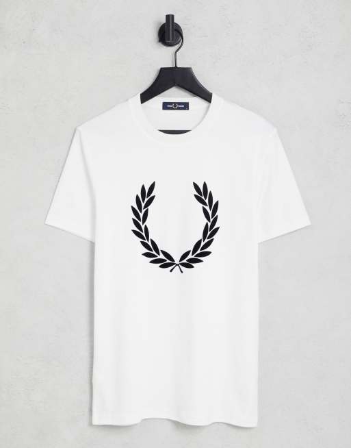 Fred Perry – Biały T-shirt z flokowanym motywem wieńca laurowego