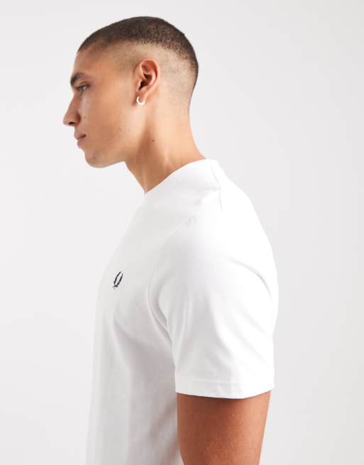 Fred Perry – Biały T-shirt z grafiką z napisem, 4 z 5