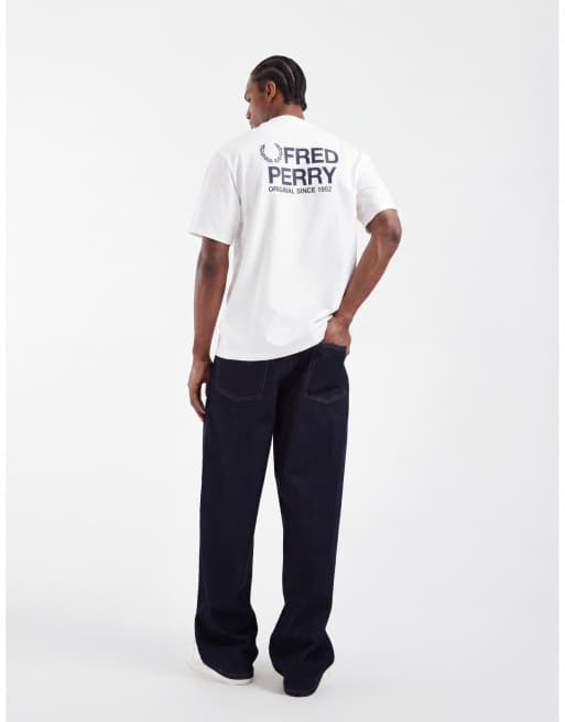 Fred Perry – Biały T-shirt z napisem i grafiką z logo na plecach, 4 z 5