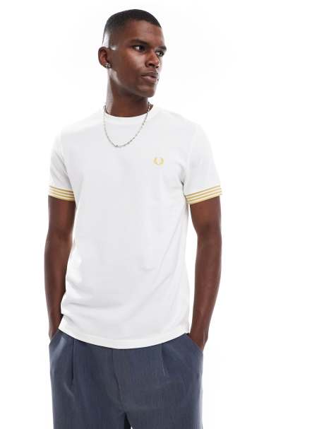 Fred Perry – Biały T-shirt z paskami na mankietach - view 1