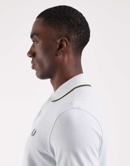 Fred Perry – Blekblå pikétröja med dubbla gröna och vita kantränder, 4 av 5