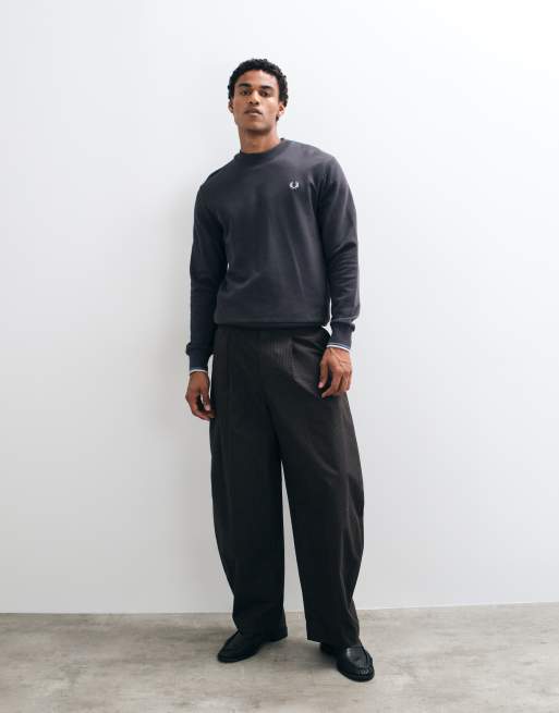 Fred Perry bluza z logo z okrągłym dekoltem w kolorze grafitowym, 5 z 5
