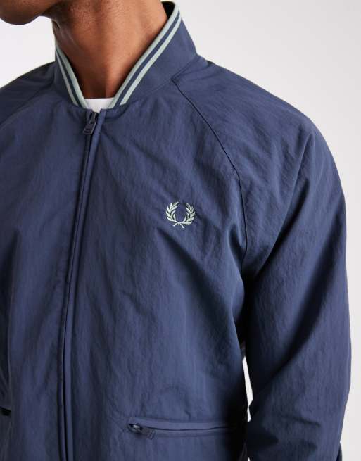 Fred Perry – Bomberjacke in Blau mit Zierstreifen ASOS
