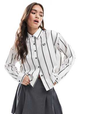 Fred Perry - Camicia oversize taglio corto a maniche lunghe color bianco sporco con righe verticali