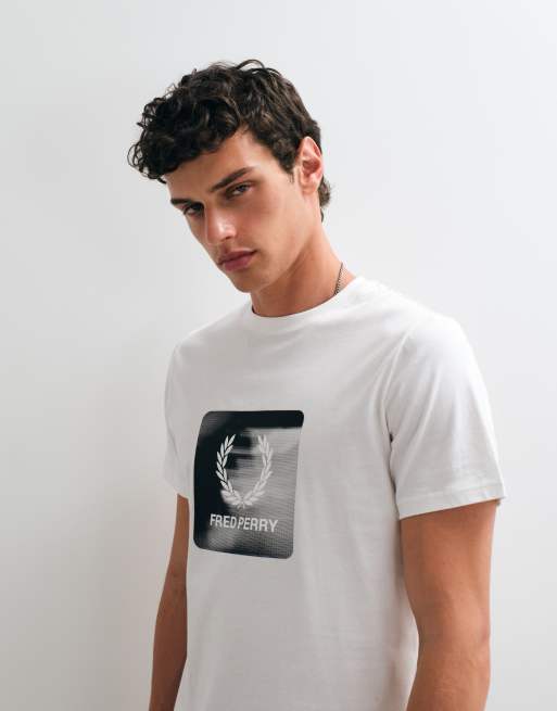 Fred Perry - camiseta blanca con logotipo digital de la corona de laurel, 1 de 5
