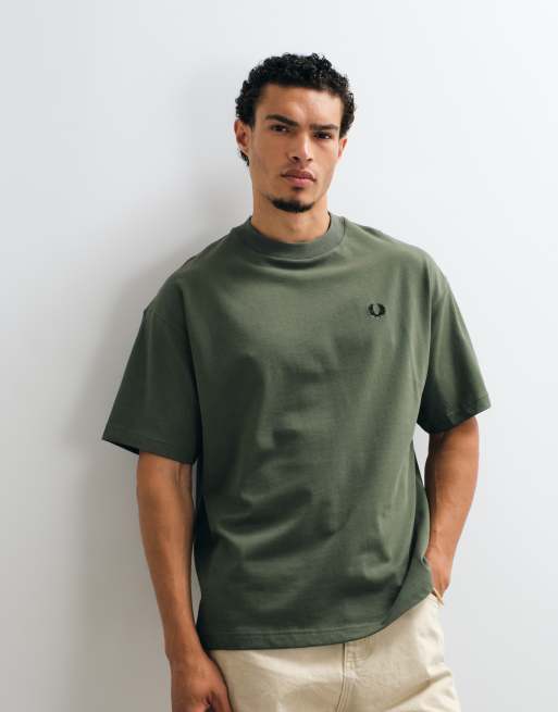 Fred Perry - camiseta gráfica caqui con estampado vertical de texto y logotipo en la espalda, 2 de 5