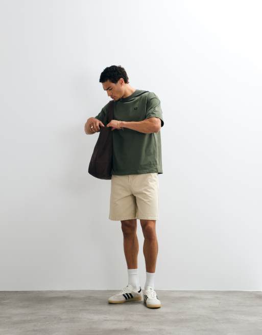 Fred Perry - camiseta gráfica caqui con estampado vertical de texto y logotipo en la espalda, 3 de 5