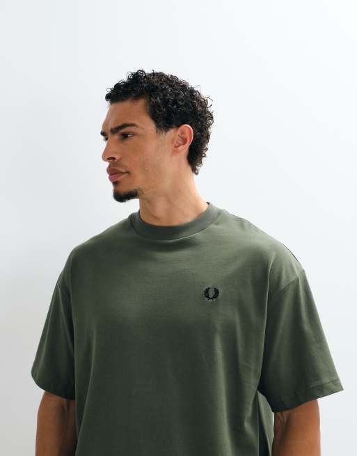 Fred Perry - camiseta gráfica caqui con estampado vertical de texto y logotipo en la espalda, 4 de 5
