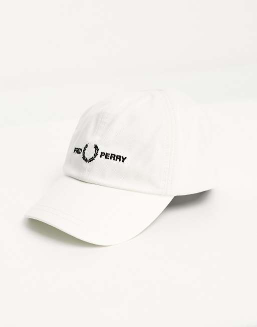 Fred Perry Cappellino bianco con logo grande ASOS