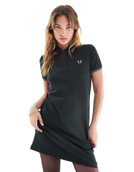 Fred Perry – Ciemnozielona sukienka polor z podwójną lamówką w kolorze brudnego różu