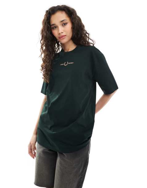 Fred Perry – Ciemnozielony T-shirt z logo na piersi - view 1