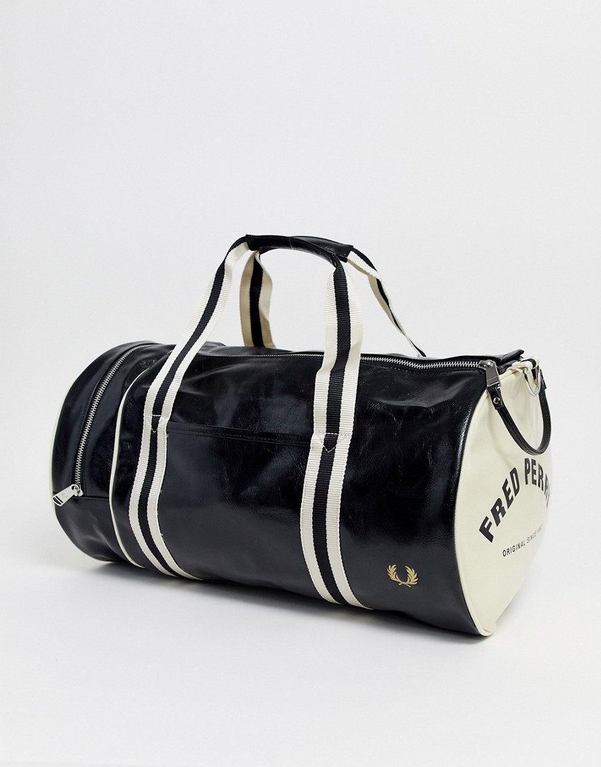 FRED PERRY CLASSIC BARREL BAG IN BLACK,L7220 D57 BASE