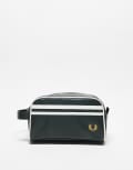 [Fred Perry] Fred Perry coated faux leather washbag in dark green and white One Size Green