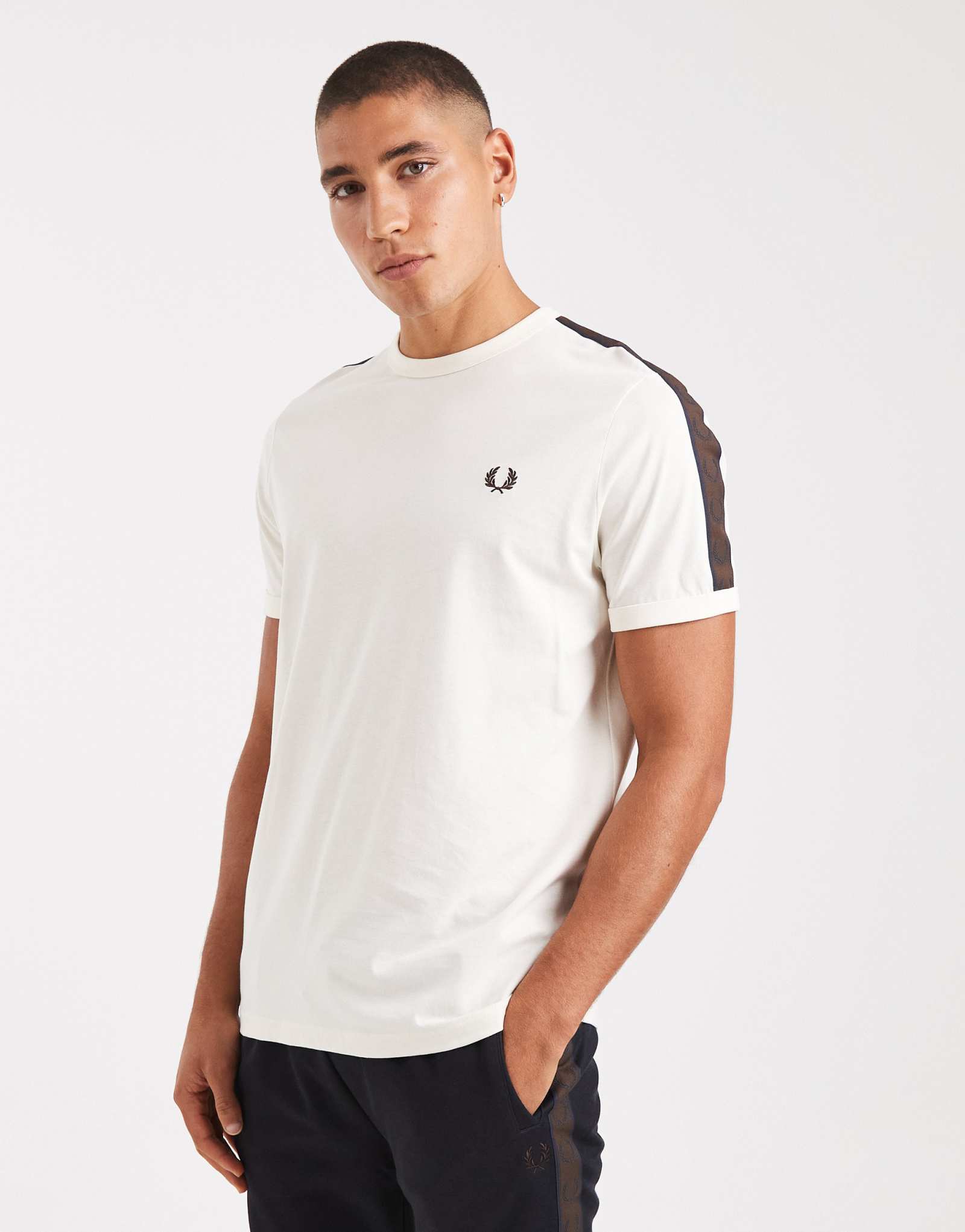 Футболка с контрастной лентой Fred Perry цвета экрю и жженого табака
