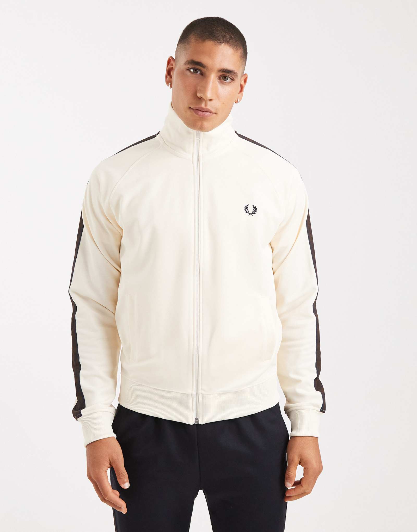 Спортивная куртка Fred Perry с контрастной лентой цвета экрю и жженого табака 