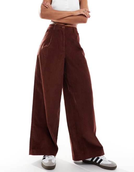 Fred Perry – Cordhose in Rostrot mit weitem Schnitt