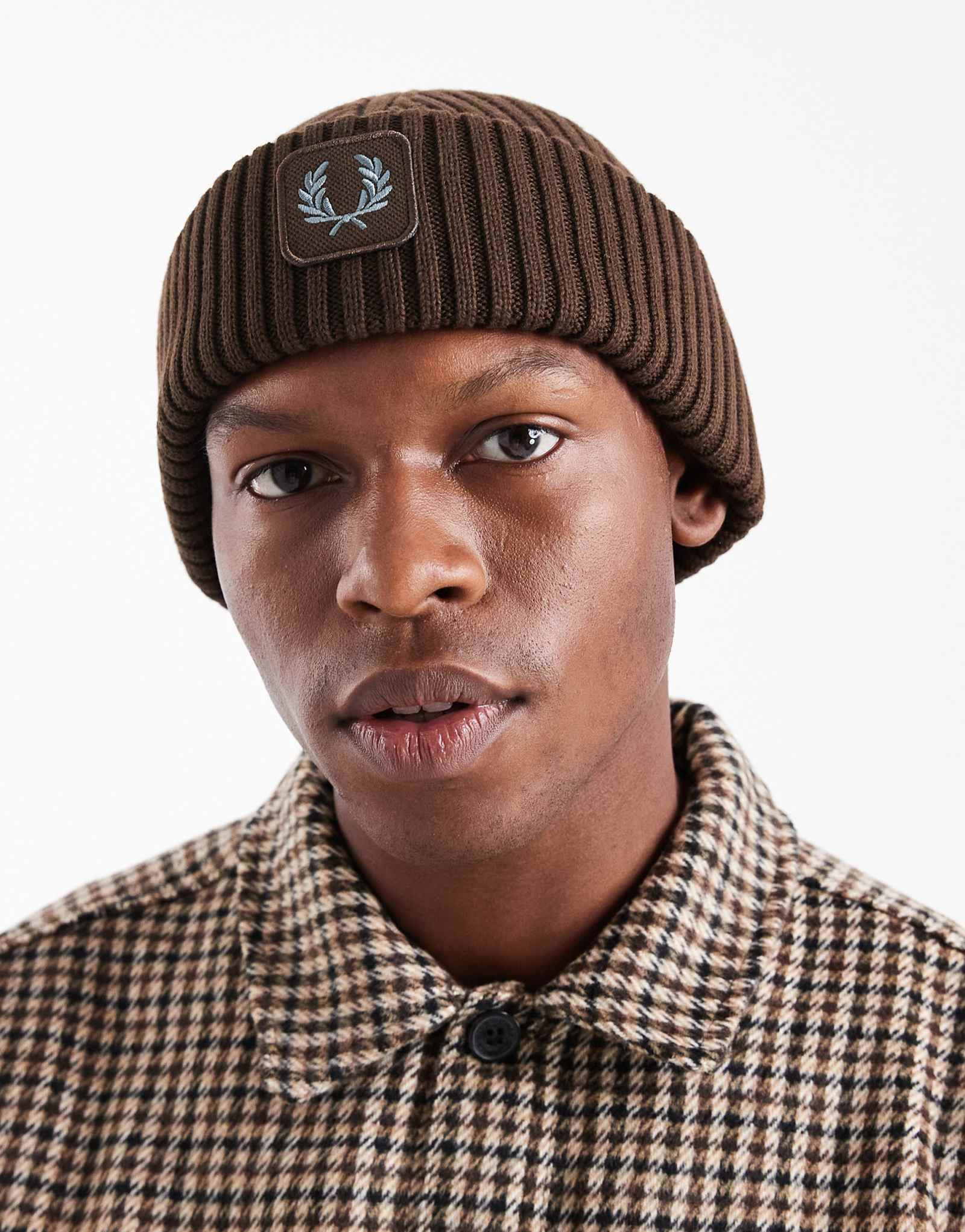 Хлопковая шапочка в рубчик от Fred Perry из жженого табака 