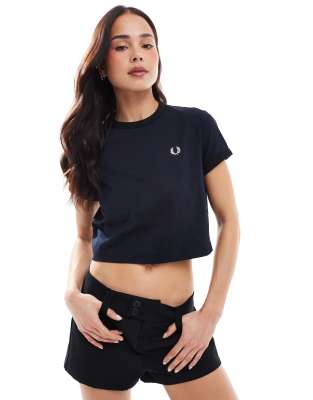 Fred Perry - Cropped-Ringer-T-Shirt in Marineblau