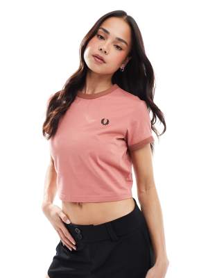 Fred Perry - Cropped T-Shirt in Rosa mit andersfarbiger Einfassung