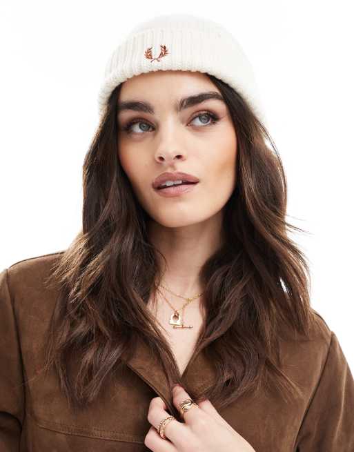 Fred Perry – Czapka beanie z dzianiny o warkoczowym splocie w kolorze złamanej bieli