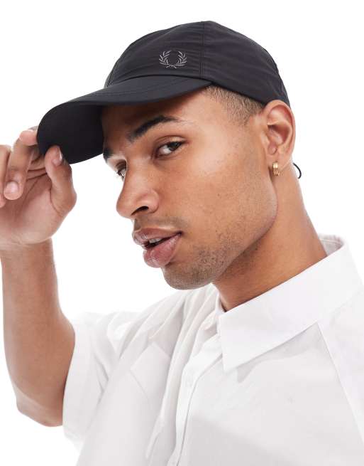 Fred Perry – Czarna nylonowa czapka z daszkiem ściągana na sznurek