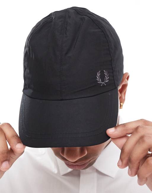 Fred Perry – Czarna nylonowa czapka z daszkiem ściągana na sznurek, 3 z 4
