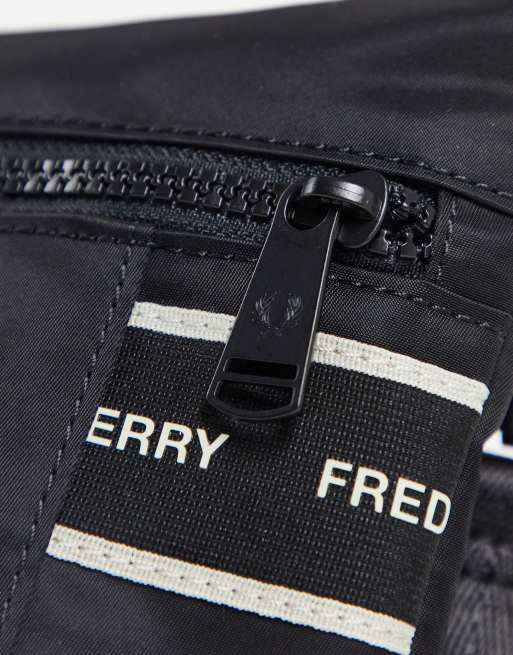 Fred Perry – Czarna podręczna torebka crossbody z lamówkami, 4 z 4