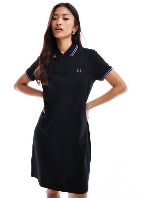 Fred Perry – Czarna sukienka polo z podwójnymi, kontrastowymi, fioletowymi lamówkami z brokatem