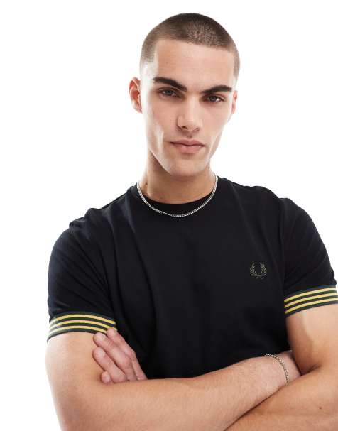 Fred Perry – Czarny T-shirt o luźnym kroju z paskami na mankietach - view 1