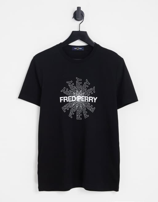 Fred Perry – Czarny T-shirt z grafiką 