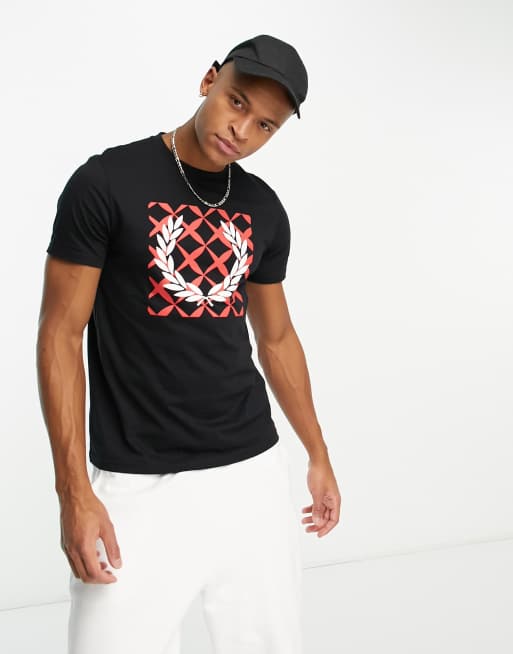 Fred Perry – Czarny T-shirt z grafiką