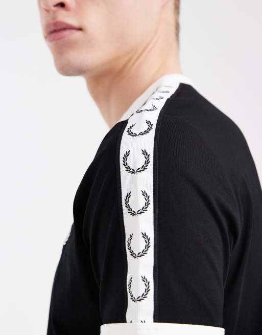 Fred Perry – Czarny T-shirt z lamówką i ozdobną taśmą, 2 z 5