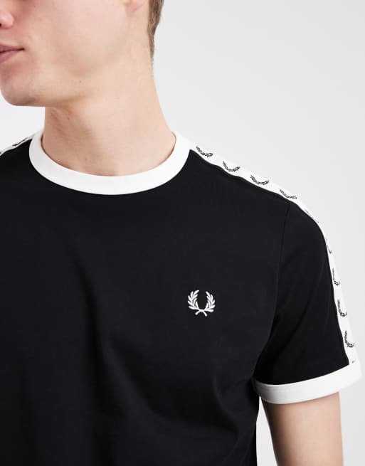 Fred Perry – Czarny T-shirt z lamówką i ozdobną taśmą, 5 z 5