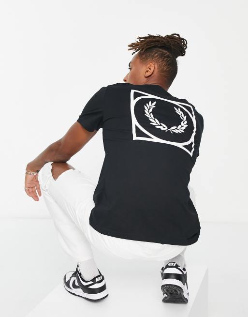 Fred Perry – Czarny T-shirt z nadrukiem na plecach – tylko w ASOS