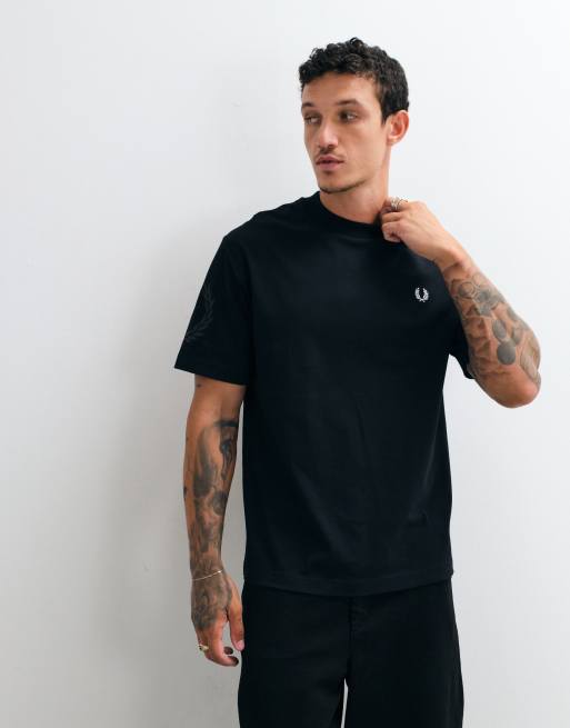 Fred Perry czarny T-shirt z odblaskowym wieńcem laurowym, 5 z 5