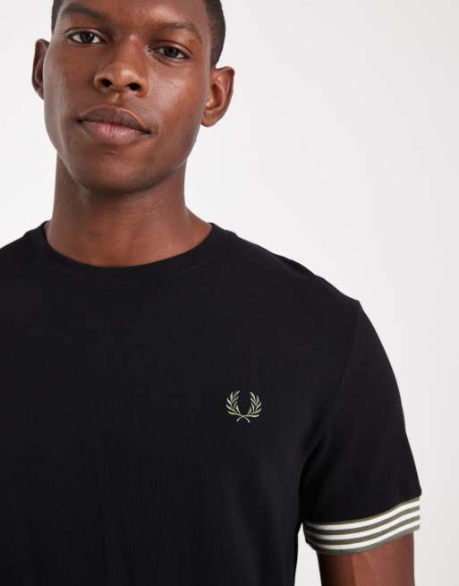 Fred Perry – Czarny t-shirt z paskami na mankietach, 5 z 5